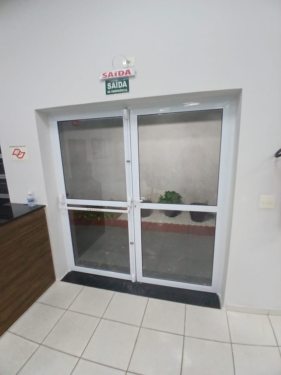 Porta linha Gold com barra anti-pânico — Structta Esquadrias de Alumínio